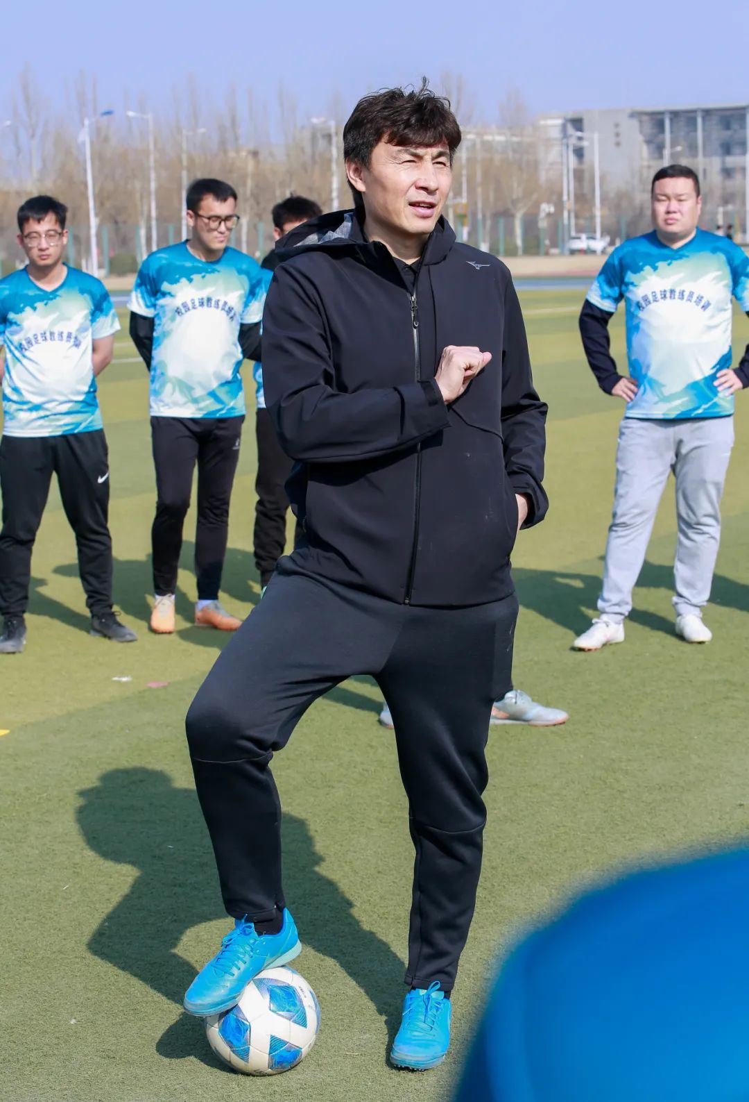 新晋足球教练大展身手，带领球队前行的简单介绍