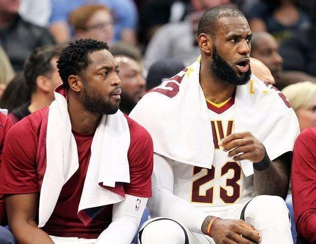 骑士队队员在场上相互配合赢得比赛 骑士队队员在场上相互配合赢得比赛