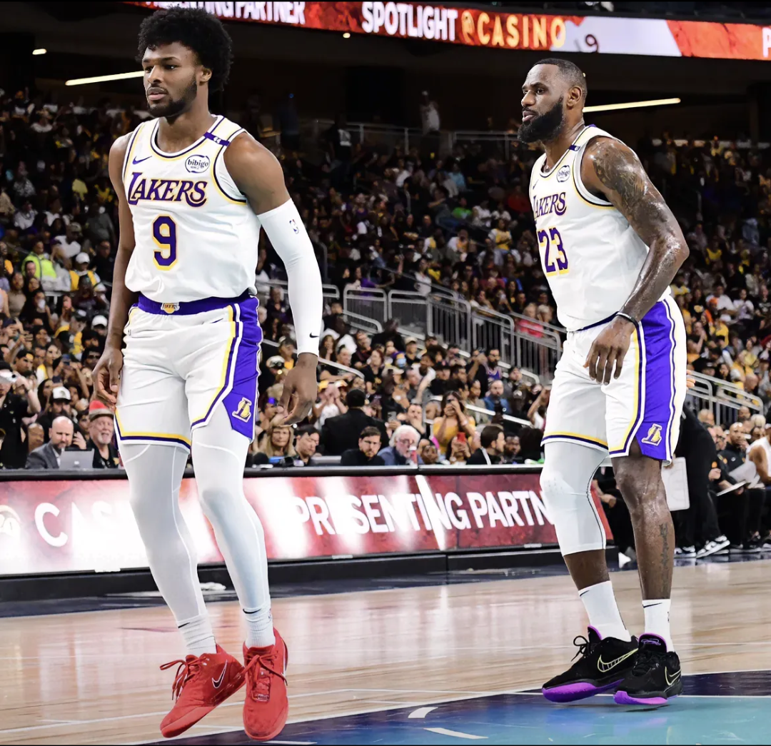 骑士队队员在场上相互配合赢得比赛 骑士队队员在场上相互配合赢得比赛