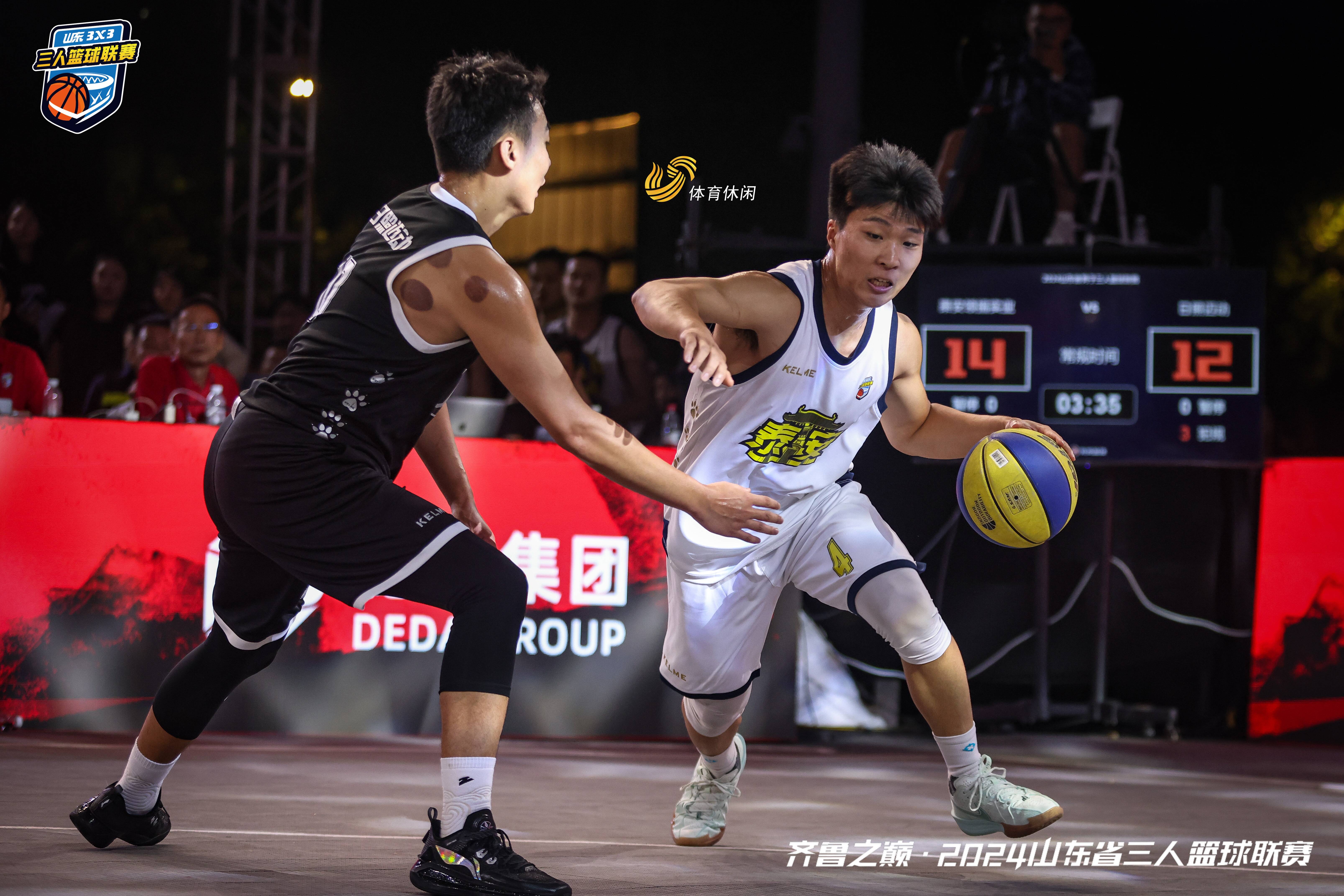 篮球赛场上热闹非凡，球迷欢呼不止