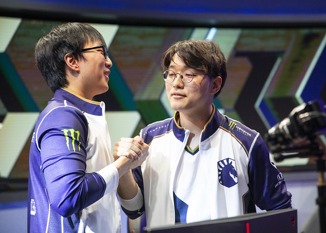 FLY轻取TL，CoreJJ操刀奇招英雄翻盘四强赛3:1（成都）