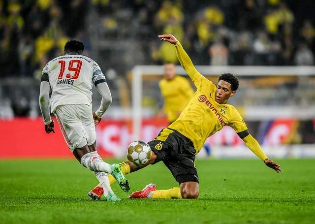 多特蒙德防线透露破绽，需立即调整战术