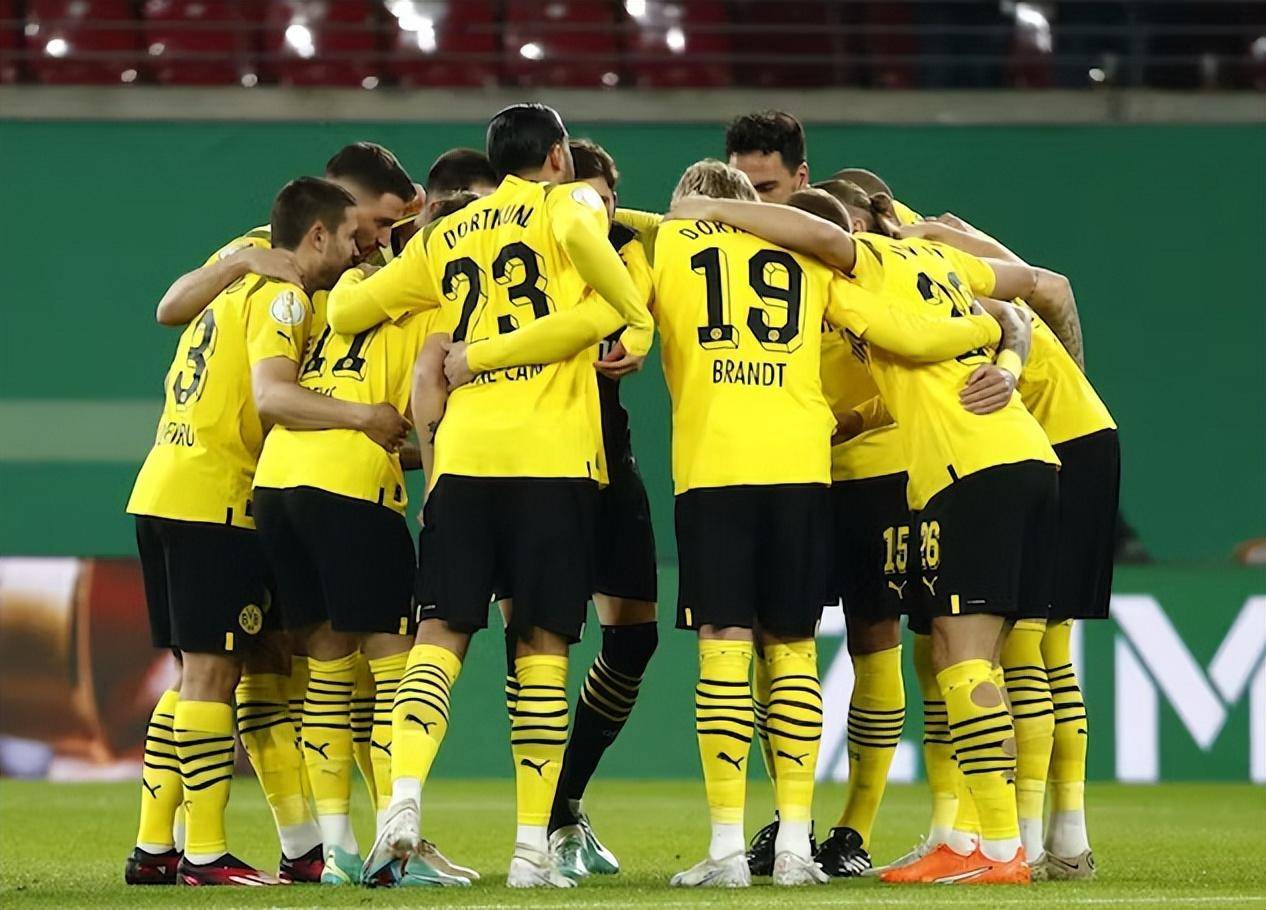 多特蒙德防线透露破绽，需立即调整战术