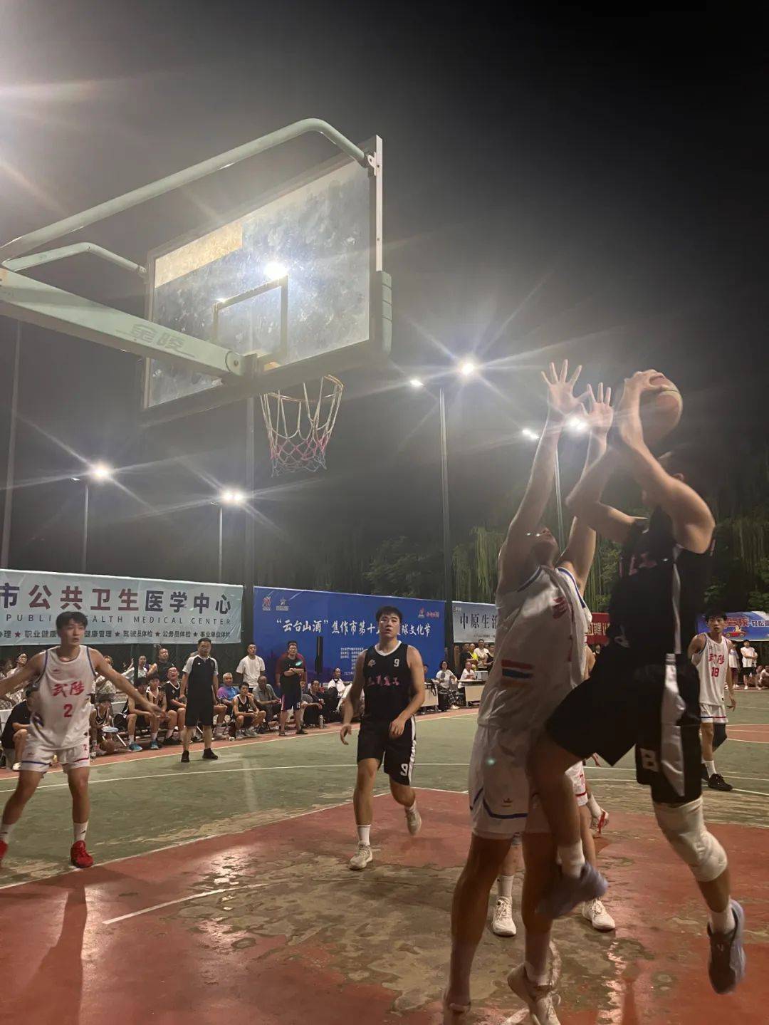 篮球赛场上的激烈较量即将拉开序幕