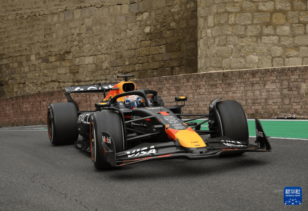 索伯车队完胜红牛二队，塞恩斯带队取胜