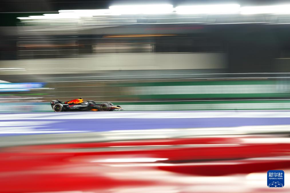 梅赛德斯险胜雷诺车队，维斯塔潘带队取胜